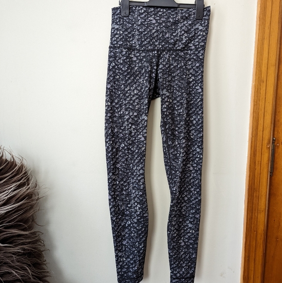 Lululemon Feather Print 28' Leggings - Picture 2 of 10